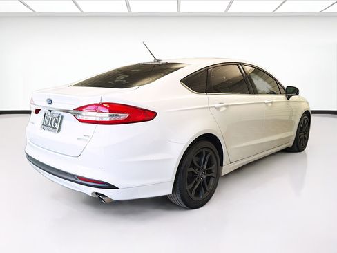 Used 2018 Ford Fusion SE w/ Equipment Group 201A FWD image 4