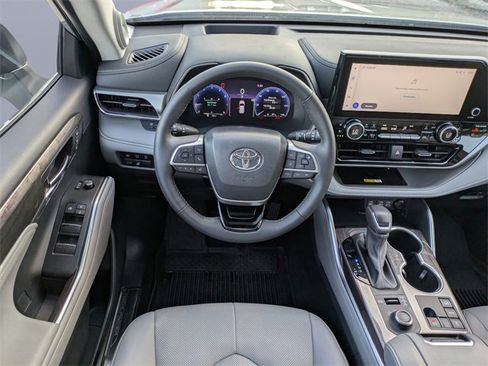 Used 2024 Toyota Highlander Platinum image 18