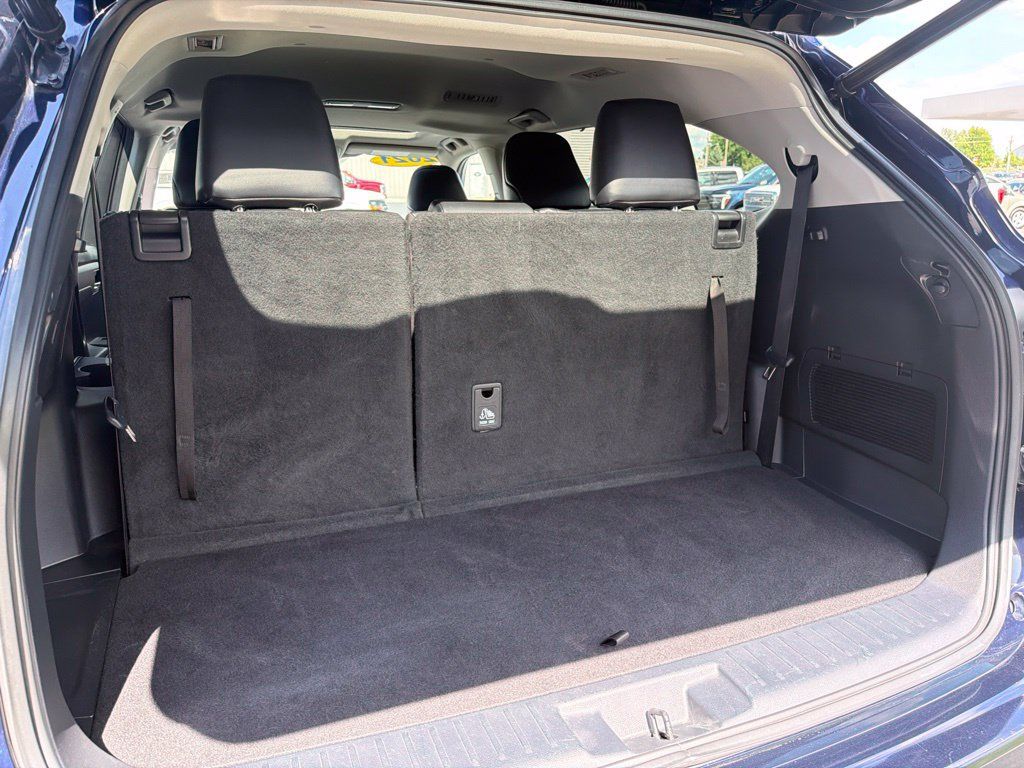 Used 2021 Toyota Highlander XLE AWD/4WD image 16
