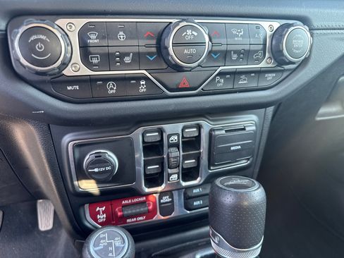 Used 2024 Jeep Gladiator Mojave AWD/4WD image 26