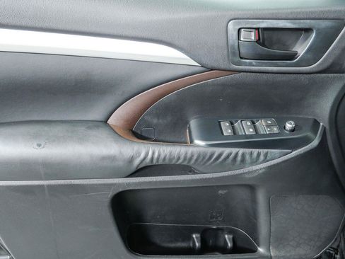 Used 2015 Toyota Highlander Plus FWD image 6