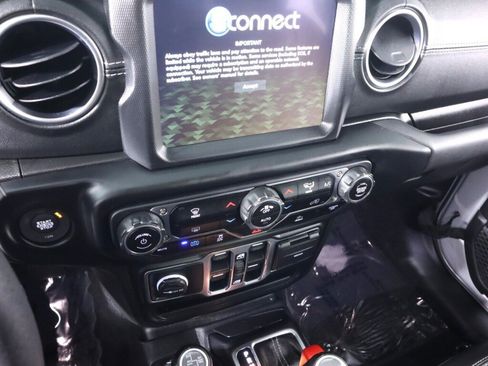 Used 2023 Jeep Wrangler Unlimited Sahara AWD/4WD image 16