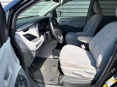 Used 2020 Toyota Sienna L FWD image 25