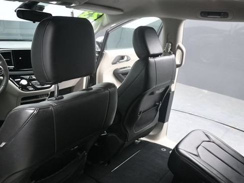 Used 2023 Chrysler Pacifica Touring-L FWD image 18