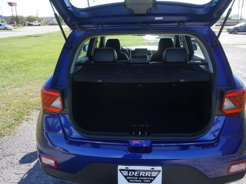 Used 2022 Hyundai Venue Limited image 21