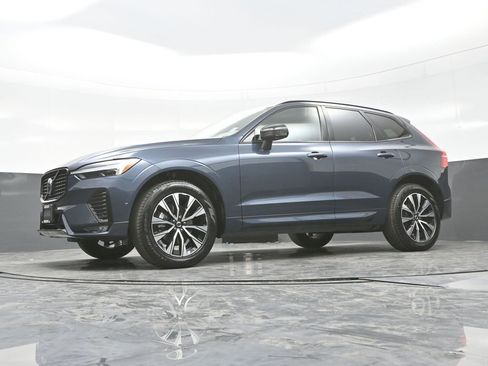 Used 2025 Volvo XC60 B5 Plus AWD/4WD image 23