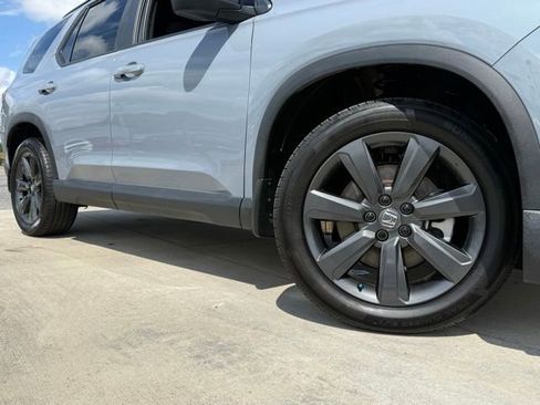 Used 2025 Honda Pilot Sport image 3
