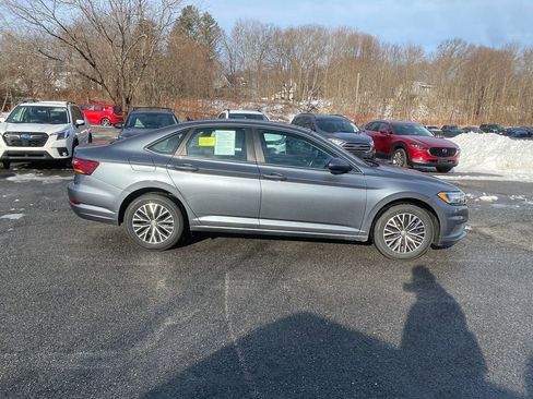 Used 2019 Volkswagen Jetta SE w/ Cold Weather Package image 4