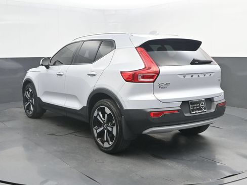 Certified 2022 Volvo XC40 T5 Momentum w/ Premium Package AWD/4WD image 3