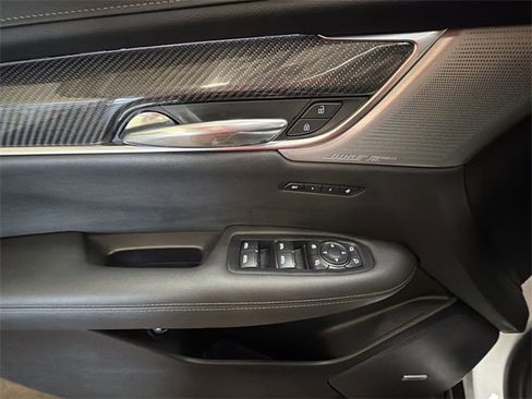 Certified 2024 Cadillac XT6 Sport w/ LPO, Onyx Lite Package image 13