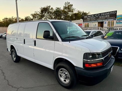 Used 2022 Chevrolet Express 3500 w/ Driver Convenience Package RWD image 4