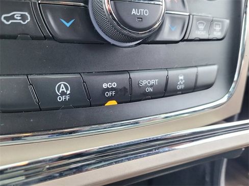 Used 2016 Jeep Grand Cherokee Laredo image 14