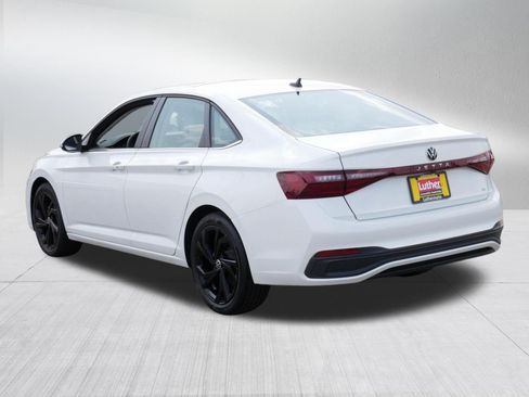 Used 2025 Volkswagen Jetta SE w/ Sunroof Package FWD image 5