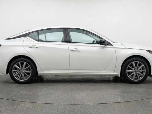 Used 2025 Nissan Altima 2.5 SV image 8