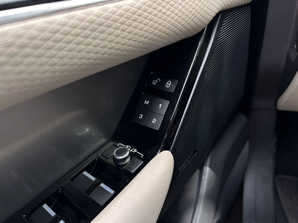 Used 2019 Land Rover Range Rover Velar S AWD/4WD image 18