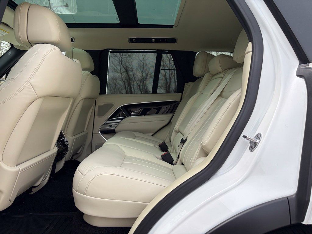 New 2025 Land Rover Range Rover SE AWD/4WD image 13