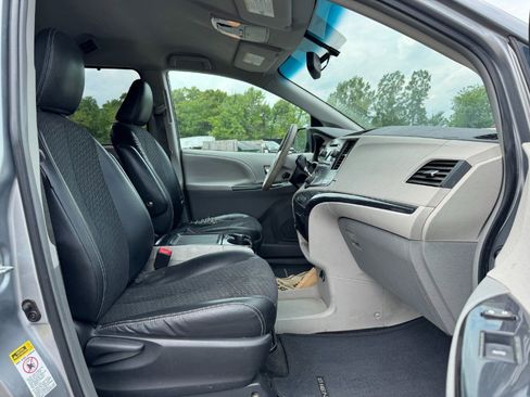 Used 2012 Toyota Sienna SE FWD image 20