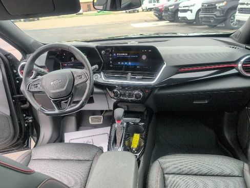 Used 2024 Chevrolet Trax RS w/ Sunroof Package FWD image 38