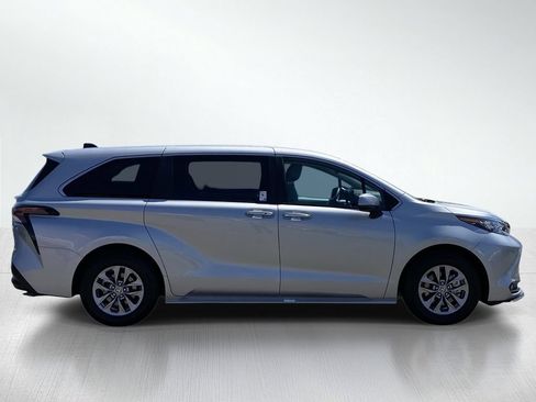 Certified 2025 Toyota Sienna XLE FWD image 10