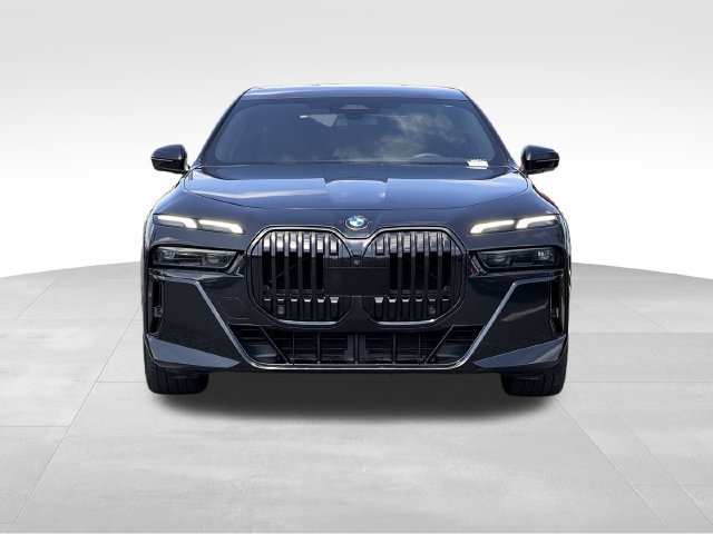 Used 2023 BMW 740i w/ Parking Assistance Package RWD image 8