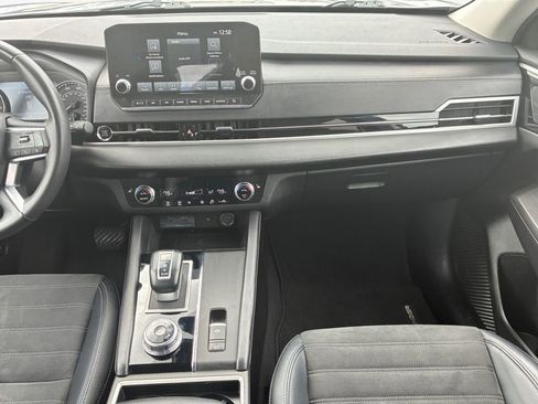 Used 2024 Mitsubishi Outlander SE image 3