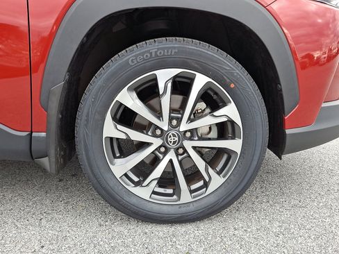 Certified 2022 Toyota Corolla Cross XLE image 9