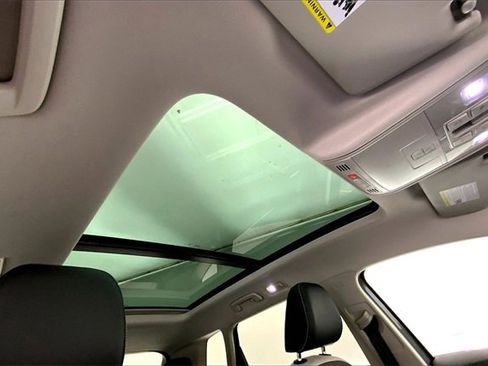 Used 2025 Volkswagen Taos SE w/ Panoramic Sunroof Package image 22