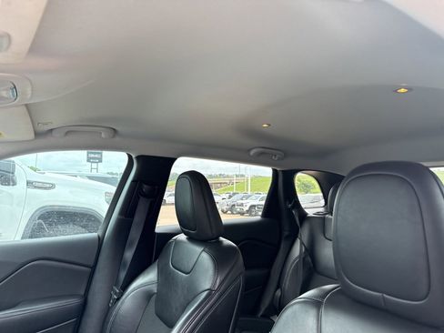Used 2019 Jeep Cherokee Latitude Plus w/ Comfort/Convenience Group AWD/4WD image 14