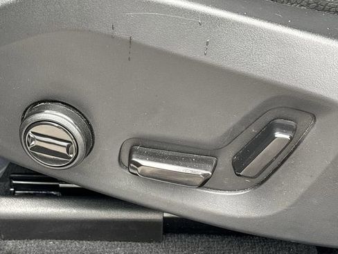 Used 2025 Volvo XC60 B5 Plus image 19