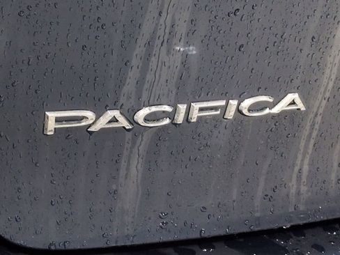 Used 2021 Chrysler Pacifica Touring-L image 5