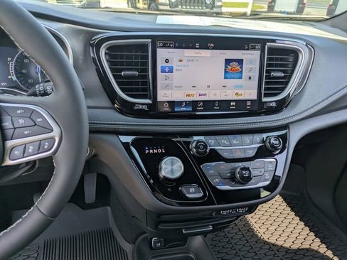 New 2025 Chrysler Pacifica Select image 24