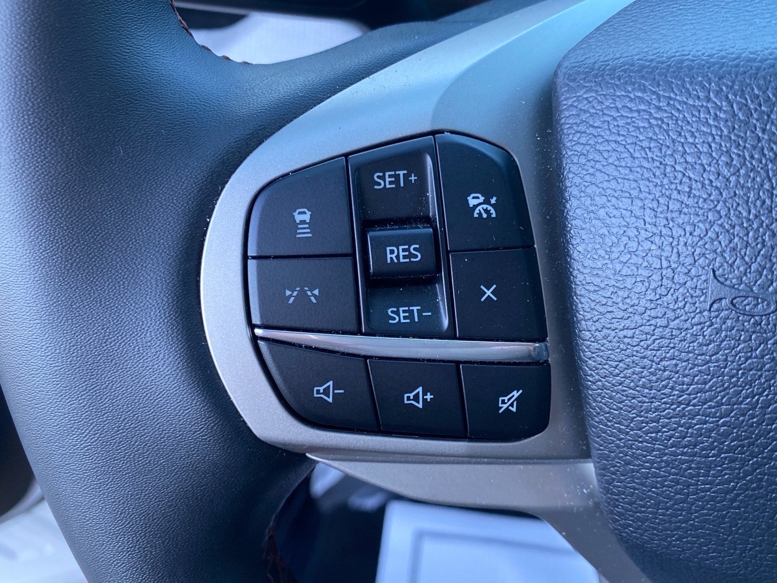 Used 2025 Ford Explorer Active AWD/4WD image 19