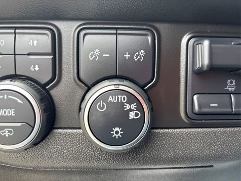 Used 2022 Chevrolet Tahoe Z71 w/ Off-Road Capability Package image 27