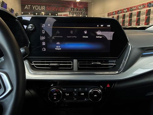 Used 2025 Chevrolet Trax LT w/ LT Convenience Package FWD image 24