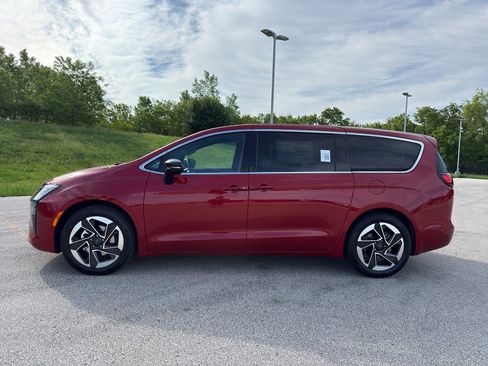 New 2027 Chrysler Pacifica Limited w/ Trailer Tow Group FWD image 6