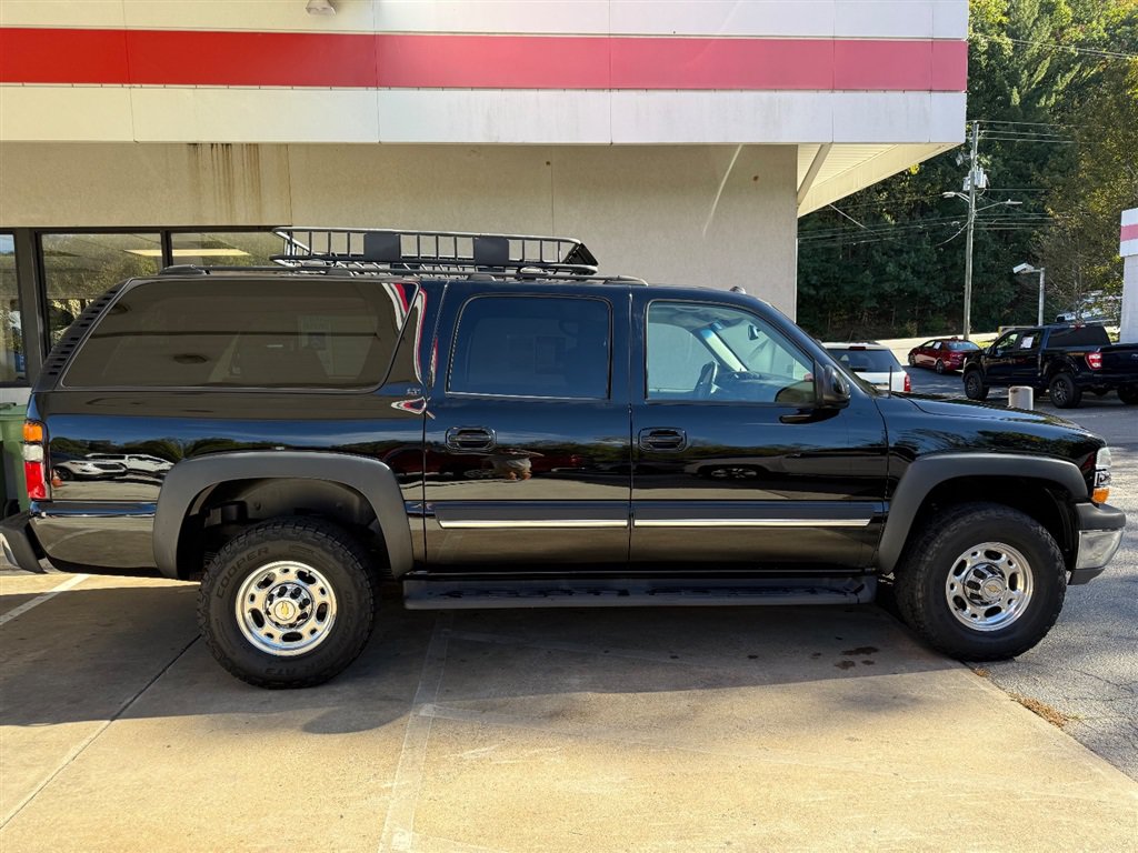 Used 2005 Chevrolet Suburban 2500 LT w/ Preferred Equipment Group AWD/4WD image 2