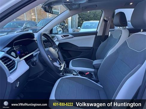 Certified 2025 Volkswagen Taos SE w/ Panoramic Sunroof Package image 14