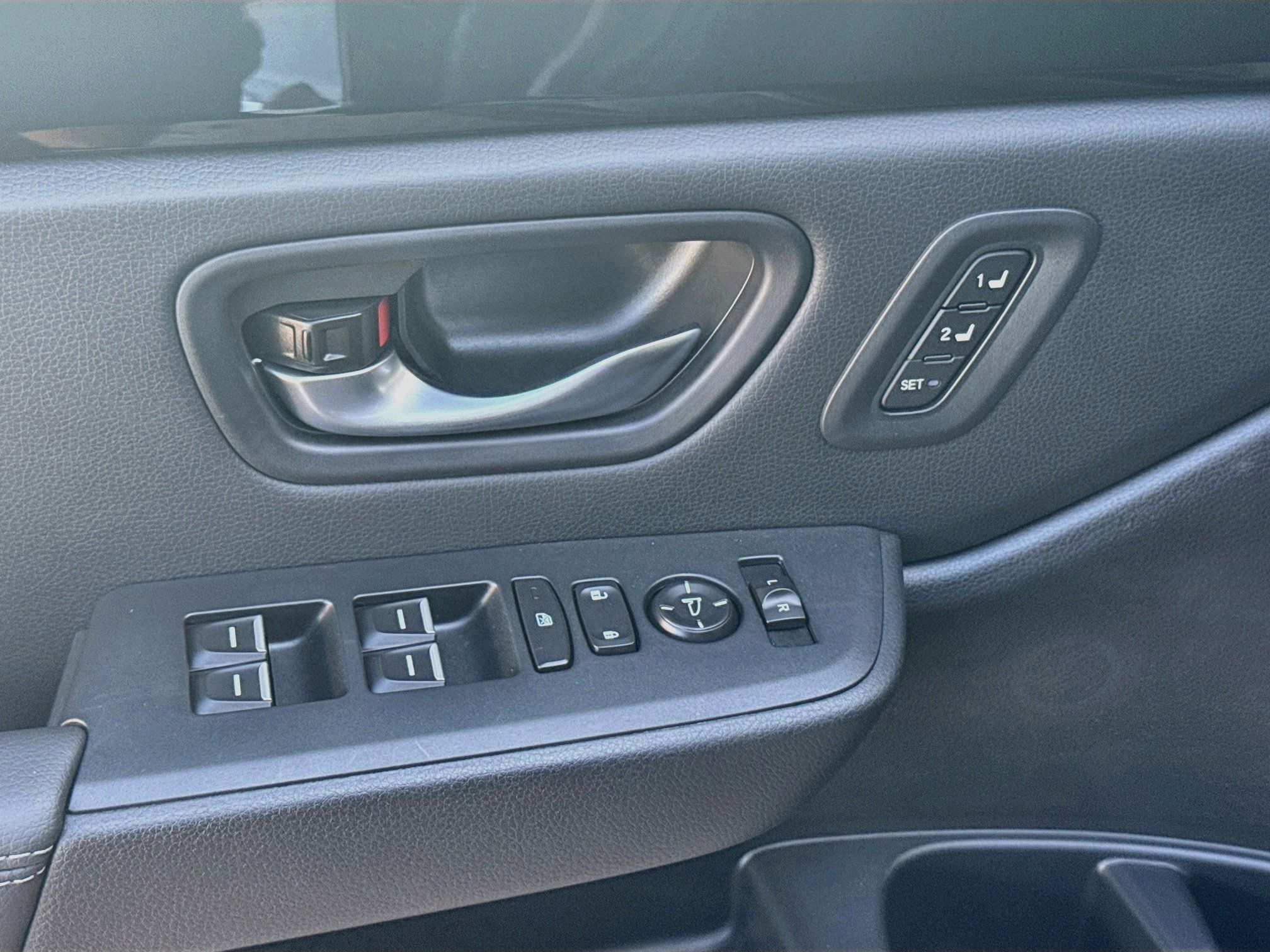 Used 2025 Honda Pilot EX-L image 16