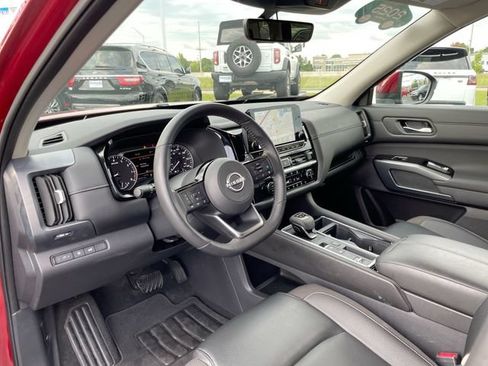 Used 2025 Nissan Pathfinder SL FWD image 10