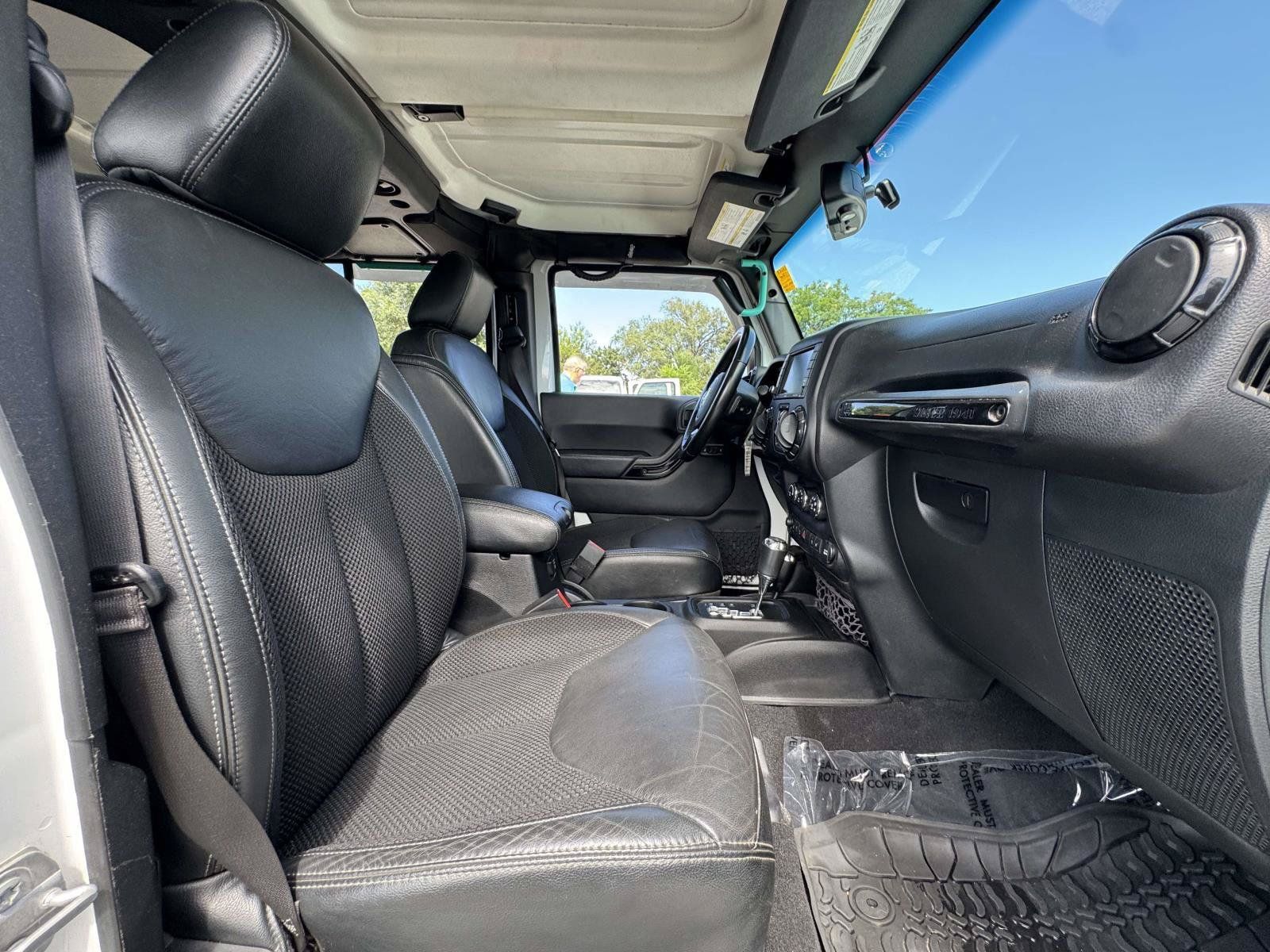 Used 2017 Jeep Wrangler Unlimited Sahara AWD/4WD image 15