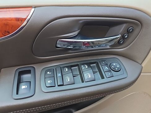 Used 2013 Chrysler Town & Country Limited w/ Luxury Group FWD image 16