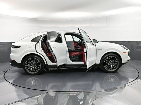 Certified 2022 Porsche Cayenne E-Hybrid Coupe image 37