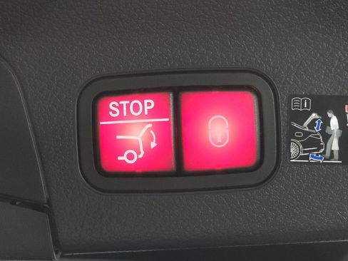 Used 2025 Mercedes-Benz GLS 450 4MATIC image 35