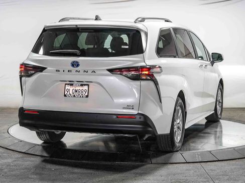 Certified 2024 Toyota Sienna XLE FWD image 5