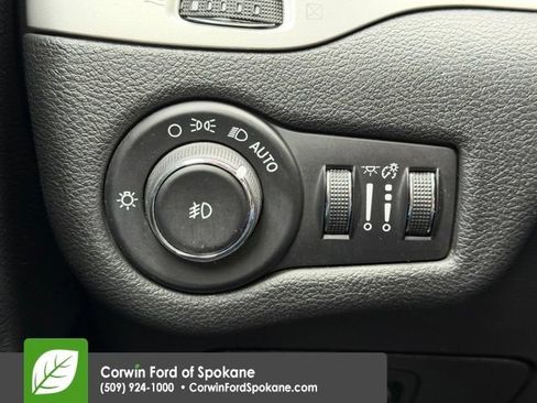 Used 2017 Jeep Cherokee Trailhawk AWD/4WD image 25