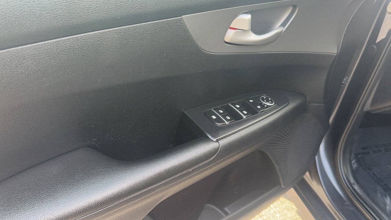 Used 2019 Kia Forte LXS FWD image 13