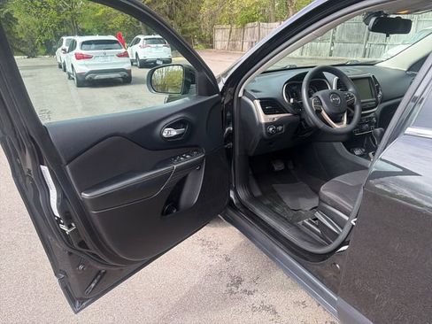 Used 2015 Jeep Cherokee Latitude w/ Cold Weather Group FWD image 11