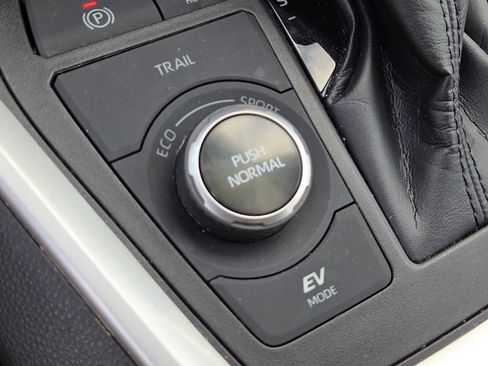Used 2020 Toyota RAV4 XSE AWD/4WD image 32