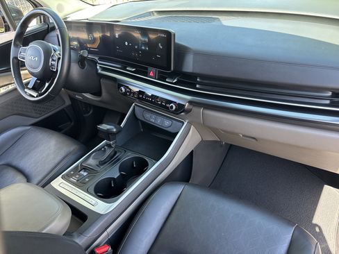 Used 2025 Kia Carnival FWD image 10