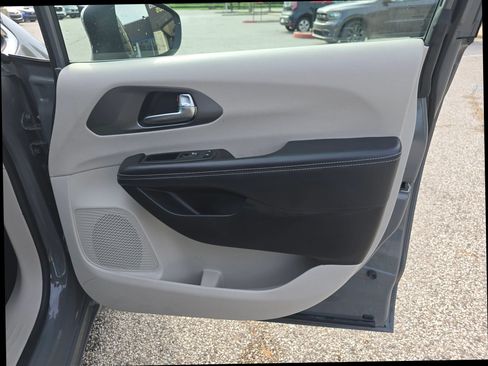 Used 2023 Chrysler Pacifica Touring-L FWD image 20
